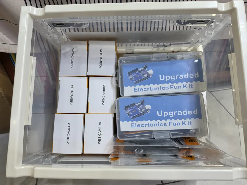 ในกล่องมีชุดคิท Arduino 6 ชุด และกล้องเว็บแคม 6 ตัว