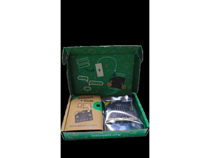 กล่องบอร์ด micro:bit สีเขียวเปิดฝา เห็นบอร์ดและเอกสารแนะนำในกล่อง