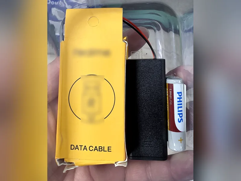 สาย USB เชื่อมต่อคอมพิวเตอร์ รางถ่าน AA และถ่าน ในกล่องเก็บ