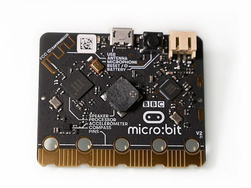 บอร์ด micro:bit V2 ของจริง (ด้านหลัง) ภาพ: SimonWaldherr, CC BY 4.0